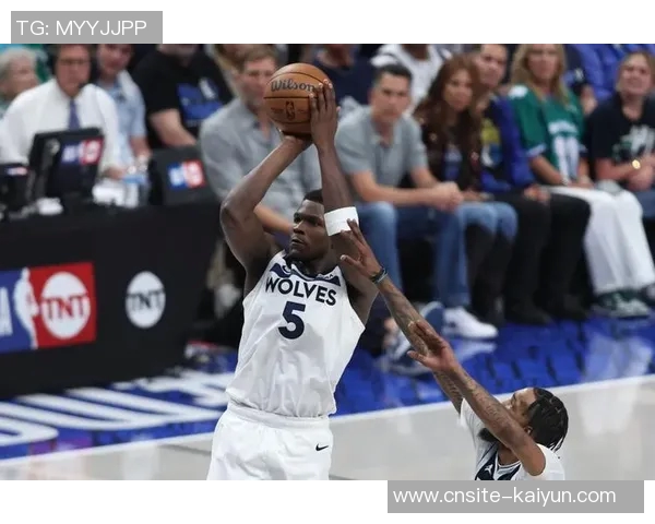 爱德华兹上半场表现平平15投6中三分仅1中收获17分1板2助