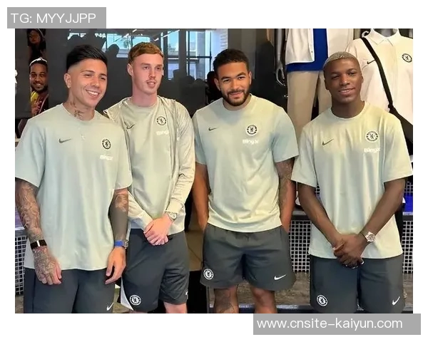 厄瓜多尔国家队主帅贝卡切斯亲临切尔西赛场与凯塞多合影留念 厄瓜多尔国家队主帅贝卡切斯亲临切尔西赛场与凯塞多合影留念